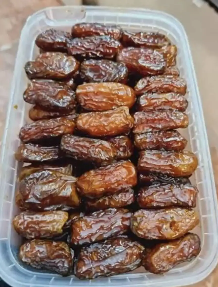 خرمای شاهانی یکی از لوکس‌ترین و خوش‌طعم‌ترین خرماهای ایران است که با بافت بسیار نرم، طعم شیرین غلیظ و رنگ قهوه‌ای–طلایی شناخته می‌شود. این خرما که خاستگاه اصلی آن جهرم است، برای خرید عمده، تولید شیره طبیعی و عرضه در بازارهای داخلی و صادراتی گزینه‌ای ممتاز محسوب می‌شود.