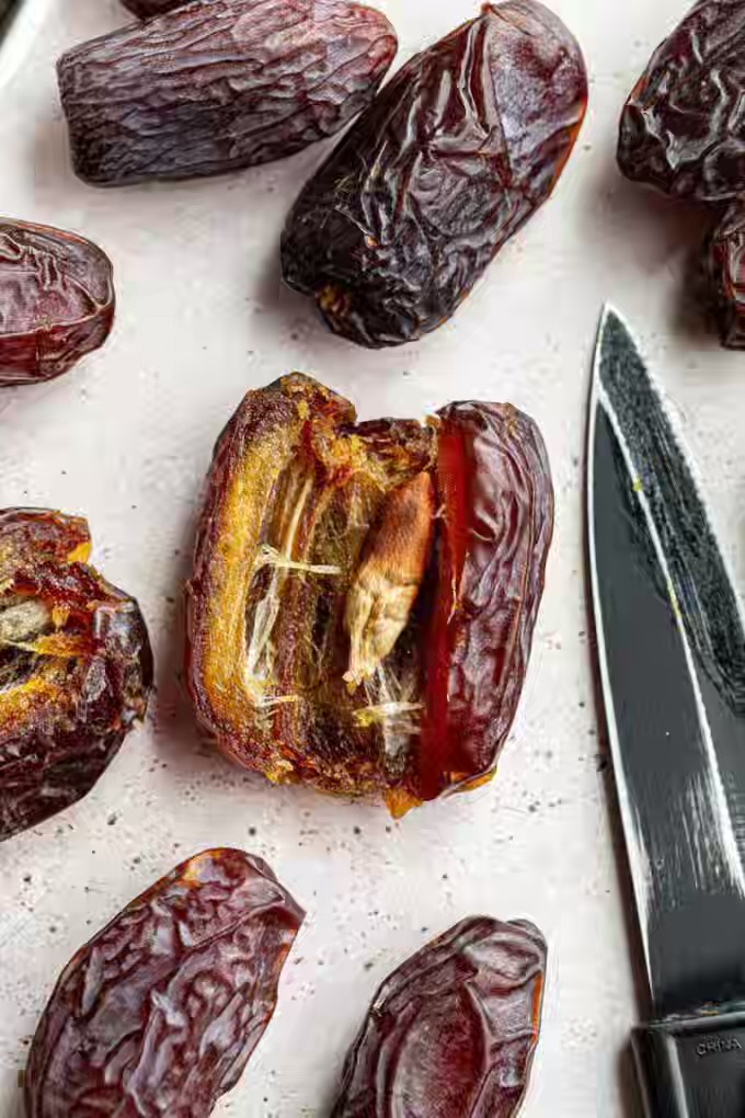 بهترین خرما برای صنایع غذایی کدام است؟ با مناسب‌ترین ارقام خرما برای تولید شیره، خمیر خرما، شیرینی، شکلات و سایر فرآورده‌های غذایی آشنا شوید