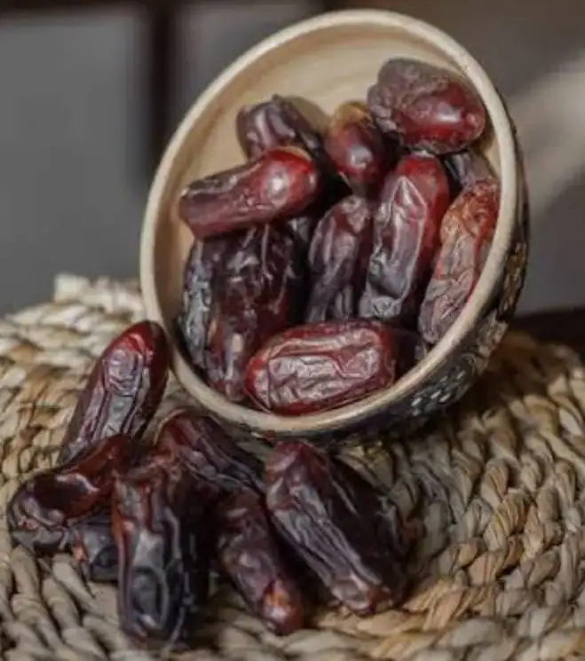خرمای ربی یکی از اصیل‌ترین و قدیمی‌ترین خرماهای ایران است که با ظاهر کشیده، پوست نازک و طعم شیرین ملایم شناخته می‌شود. این خرما به دلیل ماندگاری بسیار بالا، مقاومت در برابر گرما و قابلیت حمل‌ونقل آسان، یکی از بهترین گزینه‌ها برای خرید عمده و صادرات است.