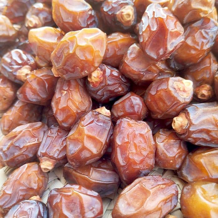 سایزبندی خرما چیست؟ بررسی روش تعیین سایز خرما، تأثیر اندازه و وزن خرما بر قیمت، کیفیت و خرید عمده انواع خرمای ایرانی.