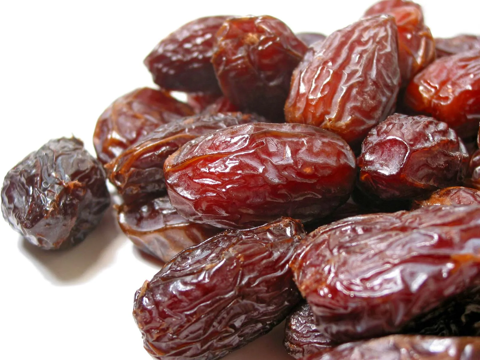 چرا قیمت خرما در طول سال تغییر می‌کند؟ بررسی تأثیر فصل برداشت، میزان تولید، عرضه و تقاضا، نوع خرما، کیفیت، هزینه بسته‌بندی، حمل‌ونقل و صادرات بر قیمت خرمای عمده.